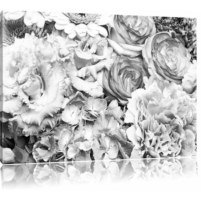 Leinwandbild „Prachtvoller Blumenstrauss“, Fotodruck East Urban Home Größe: 70 cm H x 100 cm B on Productcaster.