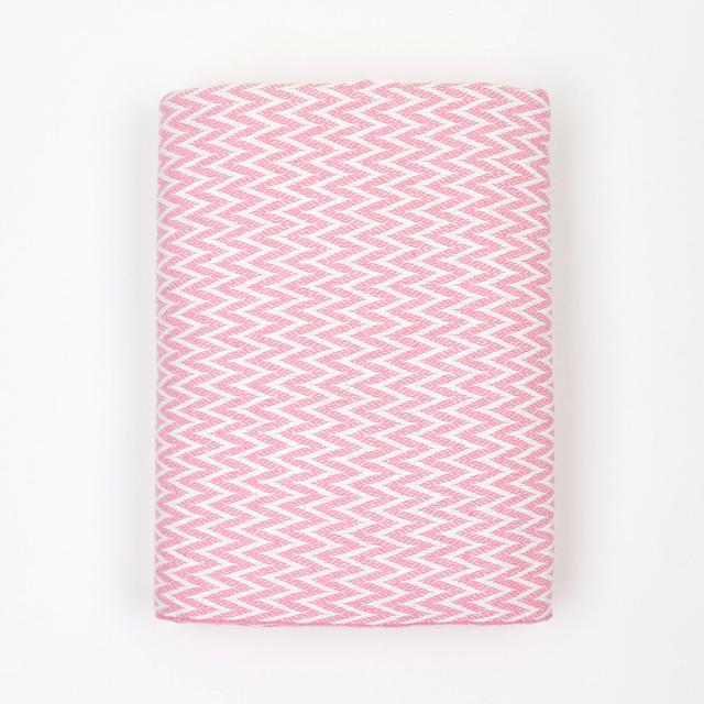 Kuscheldecke Levance ModernMoments Farbe: Rosa on Productcaster.