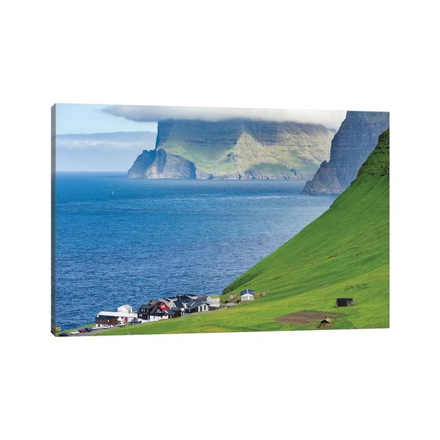 Insel Kalsoy, Dorf Trollanes, Färöer Inseln, Dänemark von Martin Zwick - Galerie-verpackte Leinwand Giclée auf Leinwand Beachcrest Home Format: Leinwa on Productcaster.