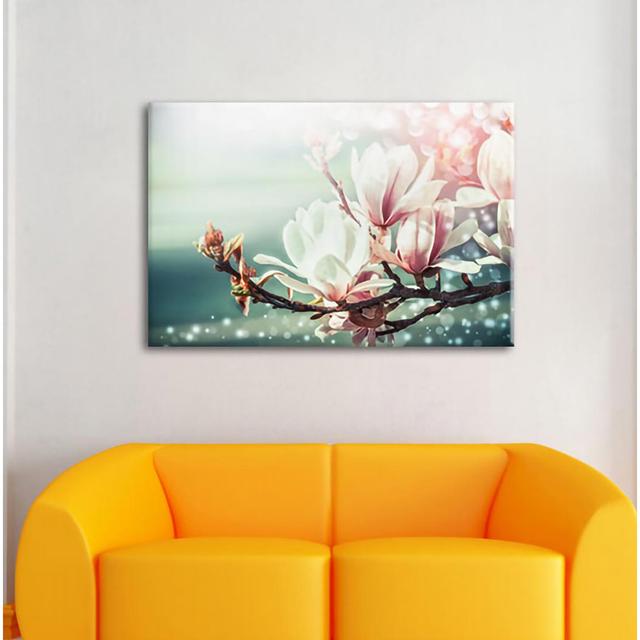 Leinwandbild Schöne Magnolie Nahaufnahme ModernMoments Maße: 60 cm H x 80 cm B x 1,8 cm T on Productcaster.