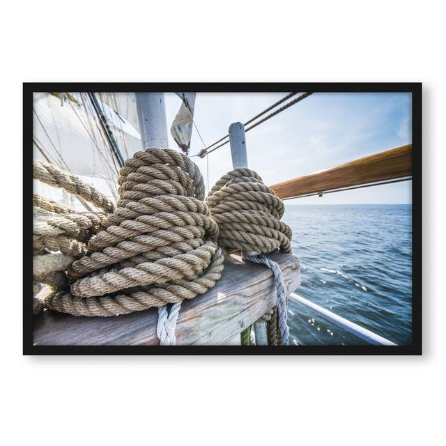 Gerahmte Fotografie "Tau auf einem Schiff". Küstenhaus Größe: 55 cm H x 40 cm B x 2.5 cm T on Productcaster.