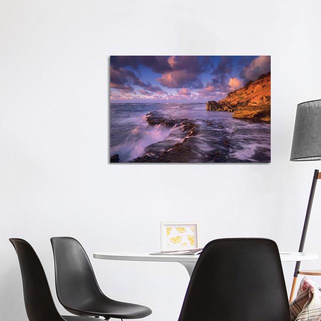 Surf Crashing On Rocks At Keoneloa Bay, Kauai, Hawaii von Tim Fitzharris - Gallery-Wrapped Canvas Giclée on Canvas Beachcrest Home Format: Leinen, Grö on Productcaster.