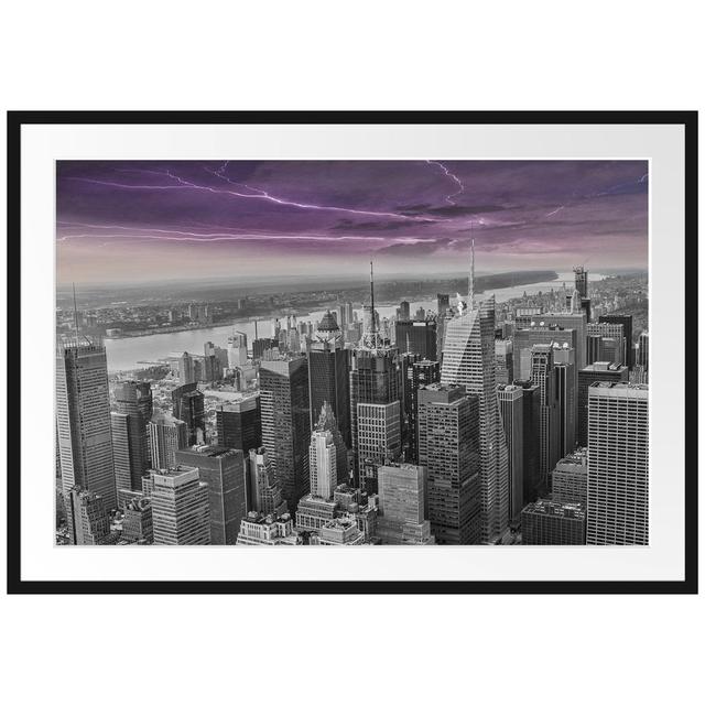 Gerahmtes Poster New York Skyline East Urban Home Größe: 70 cm H x 100 cm B x 2,5 cm T, Farbe: Grau/Braun/Blau on Productcaster.