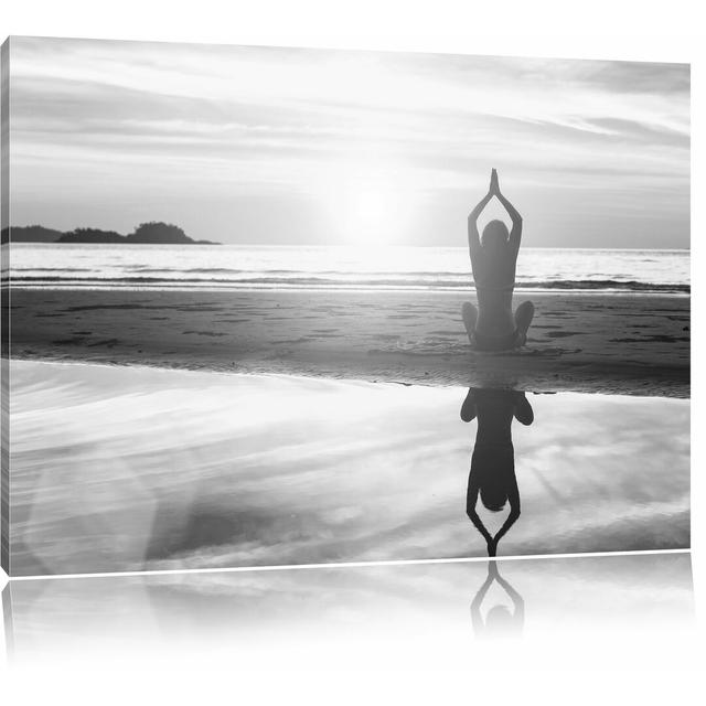 Leinwandbild „Frau in einer Yogapose am Strand“, Grafikdruck East Urban Home Größe: 60 cm H x 80 cm B on Productcaster.