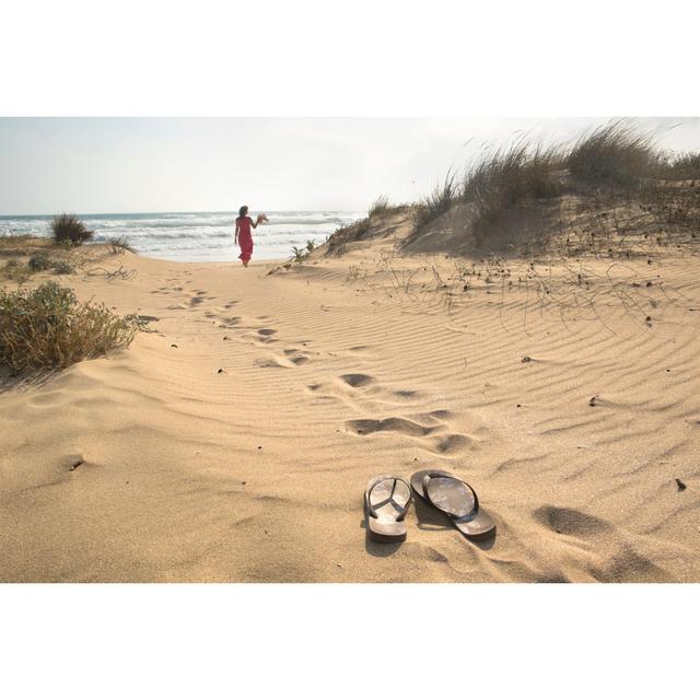 Walking To The Sea House of Hampton Size: 20cm H x 30cm W on Productcaster.