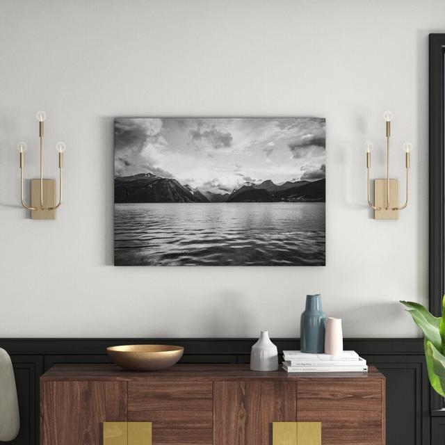 Leinwandbild „Eine schöne Landschaft im Norden“, Fotodruck East Urban Home Größe: 80 cm H x 120 cm B on Productcaster.