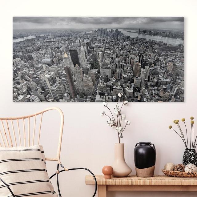 Leinwandbild Blick über Manhattan Ebern Designs Format: 330g/m³ Recycle Canvas, Größe: 50 cm H x 100 cm B on Productcaster.