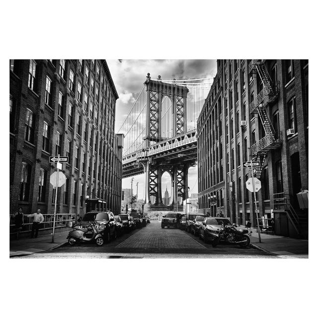 Strukturierte Tapete Manhattan Bridge East Urban Home Größe: 190 cm H x 288 cm B on Productcaster.