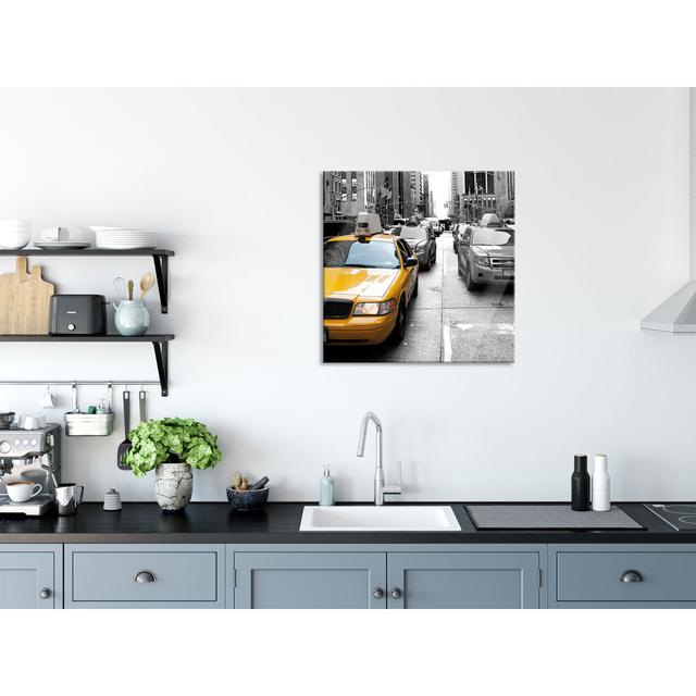 Ungerahmtes Foto auf Glas "Taxi in New York" Ebern Designs Größe: 70 cm H x 70 cm B x 0,4 cm T on Productcaster.