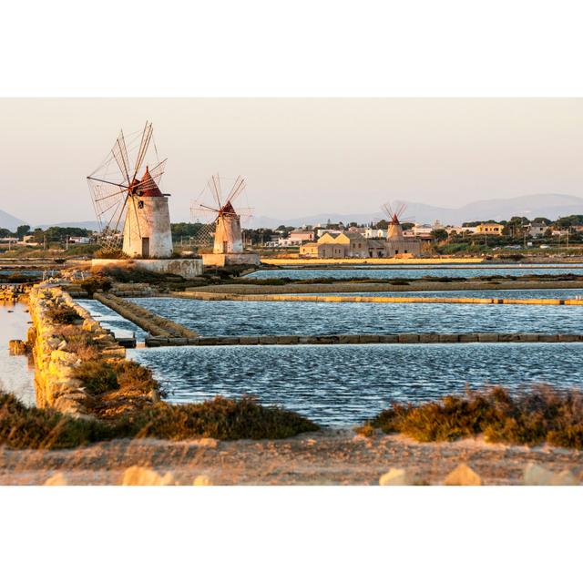 Pans Of Trapani With Windmills von Maxics - Leinwanddrucke ModernMoments Größe: 80 cm H x 120 cm B x 1,8 cm T on Productcaster.