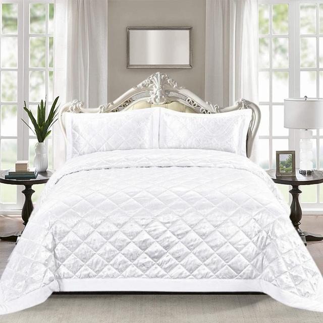 Cimarr Damask Bedspread Rosdorf Park Size: W250 x L250cm, Colour: White on Productcaster.