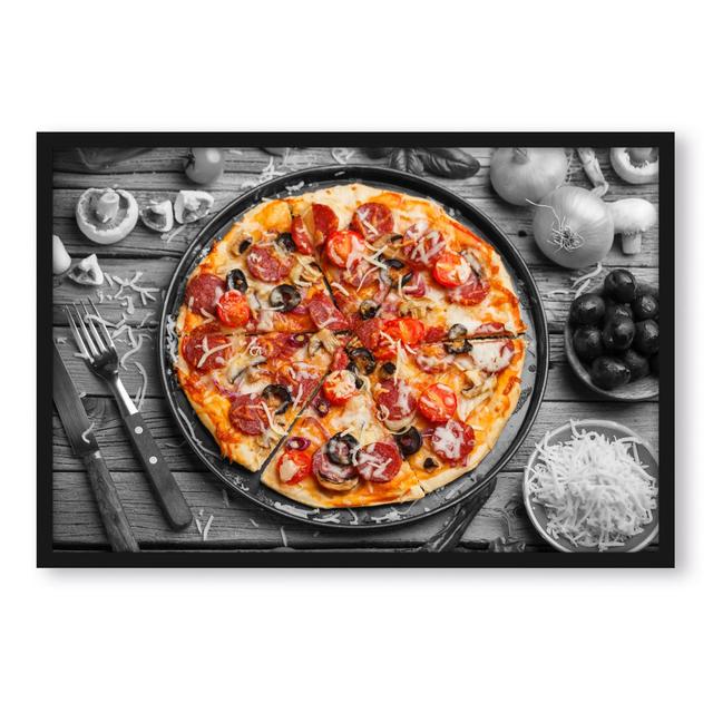 Gerahmtes Poster Pizza auf Pizzablech ModernMoments Größe: 100 cm H x 70 cm B x 2.5 cm T on Productcaster.