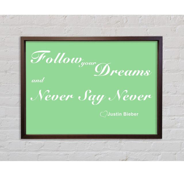 Musik-Zitat Follow Your Dreams Justin Bieber Grün - Einzelner Bilderrahmen Typografie auf Leinwand Bright Star Größe: 84,1 cm H x 118,9 cm B on Productcaster.