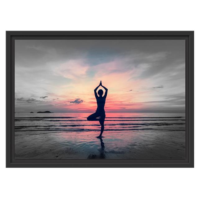 Yoga am Strand Gerahmter Kunstdruck East Urban Home Größe: 40 cm H x 55 cm B x 2,4 cm T, Farbe: Grau/Braun/Blau on Productcaster.