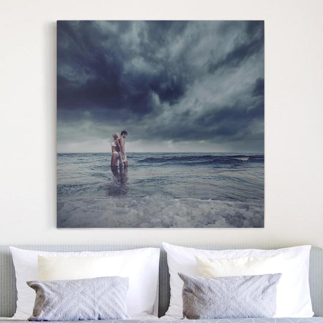 Leinwandbild Lovers in the Sea East Urban Home Größe: 60 cm H x 60 cm B x 2 cm T on Productcaster.