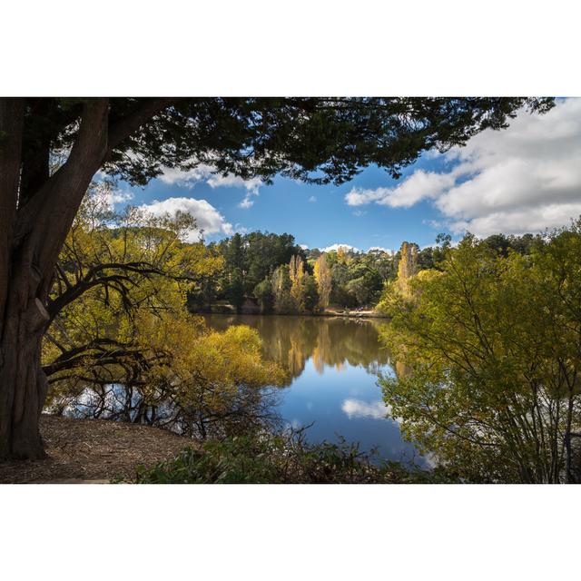 Lake Daylesford, Victoria, Australien von Chrissmith731 - Leinwanddrucke Alpen Home Größe: 50cm H x 75cm B x 1,8cm T on Productcaster.