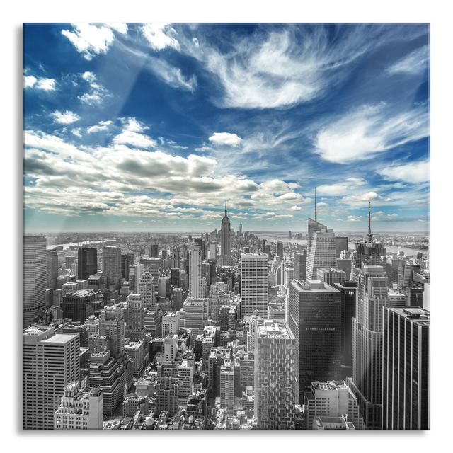 Glasbild New York unter bewölktem Himmel Brayden Studio Größe: 40 cm H x 40 cm B x 0,4 cm T on Productcaster.