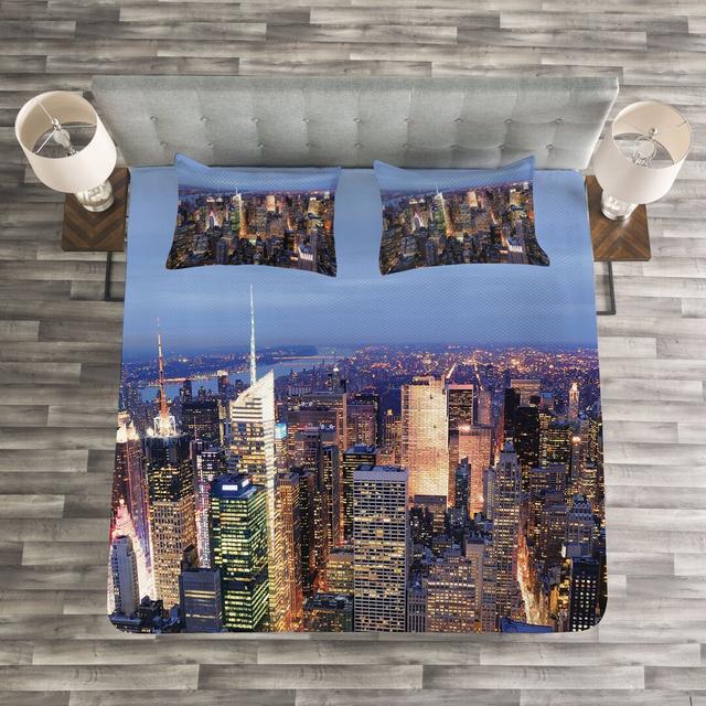 Tagesdecken-Set New York mit Bezug East Urban Home Größe: 220 x 264 cm Tagesdecke – 2 Kissenhüllen on Productcaster.