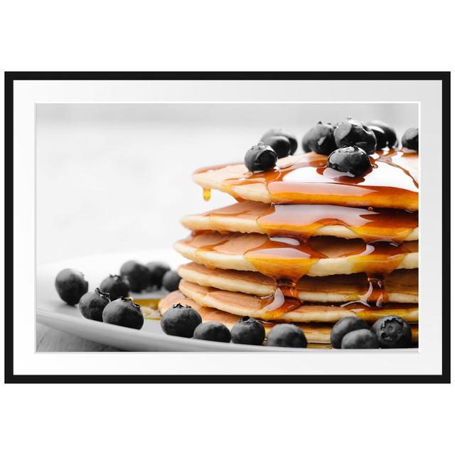 Pfannkuchen mit Sirup und Blaubeeren Gerahmter Fotodruck Poster East Urban Home Farbe: Hellbraun, Größe: 40 cm H x 55 cm B x 2,5 cm T on Productcaster.