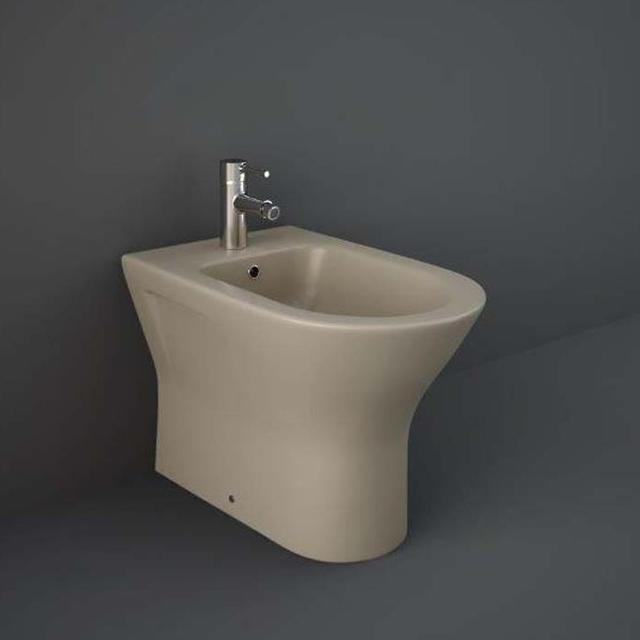 Bidet à poser incurvé - Cappuccino mat - 1 trou - Trop-plein intégré - RAK Feeling x Hudson Reed on Productcaster.