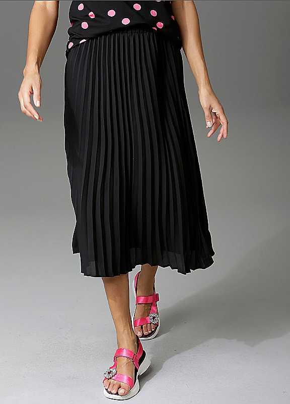 Aniston Pleated Skirt - Black - Size 18 on Productcaster.