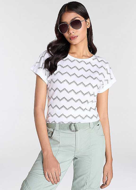 Plus Size KangaROOS Zig-Zag Pattern T-Shirt - White Print - Size 14/16 on Productcaster.