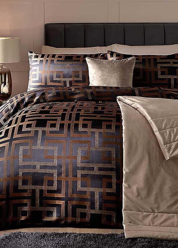 Soiree Bardon Duvet Cover Set - Black - Size Double on Productcaster.