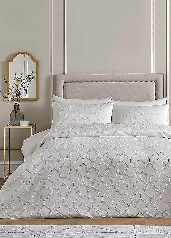 Soiree Montez Duvet Cover Set - Metallic - Size King on Productcaster.