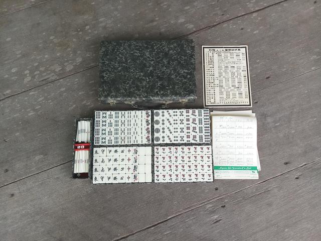 Vintage 60er 70er Jahre chinesisches Mahjong Set: 144 Acrylflies, Bambusfuß on Productcaster.