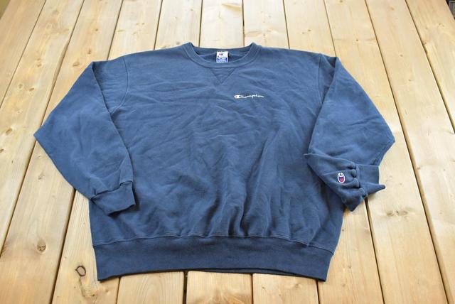 Vintage Champion Sweatshirt mit Schriftzug aus den 90er-Jahren, Herren XL / Streetwear der 90er / Blauer Pullover / Athleisure / Streetstyle on Productcaster.
