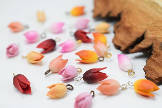 Tulpenbedels voor het maken van sieraden | losse sieradenkralen | bloemarmbandbedels | bloembedels van polymeerklei | roze tulpkraal | gele tulp on Productcaster.