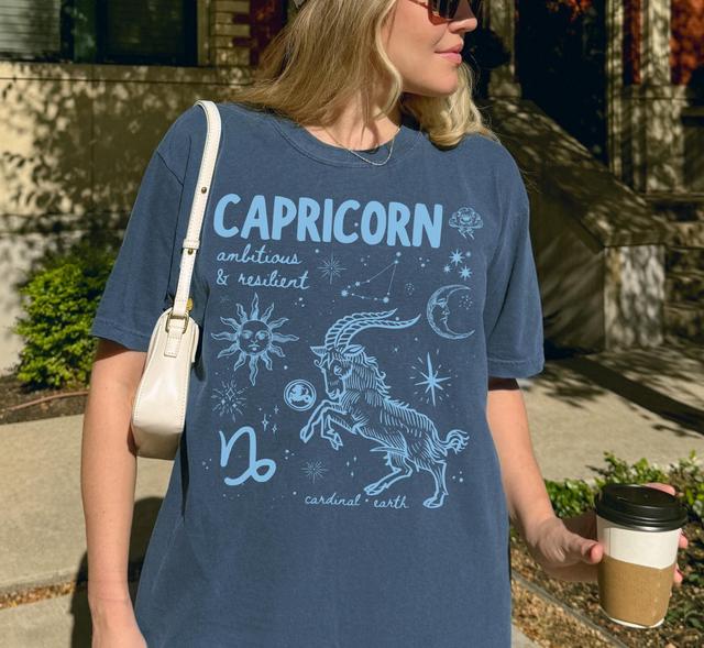 Mittelalterliches Steinbock-Sternzeichen-T-Shirt, Retro-Grafik-T-Shirt, Steinbock-Geburtstagsgeschenk, Vintage-Shirt mit himmlischer Astrologie, versp on Productcaster.