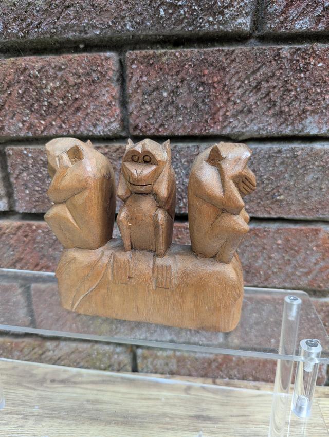 1970er Jahre handgeschnitzte drei weise Affen Holzverzierung, sehen nicht das Böse, hören nicht das Böse, sprechen nicht das Böse Volkskunst-Skulptur on Productcaster.
