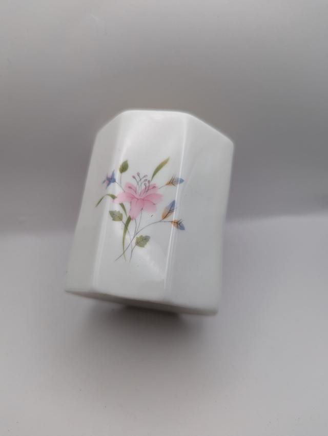 Hübscher kleiner achteckiger Behälter aus Porzellan von LeekBrook Ceramics on Productcaster.