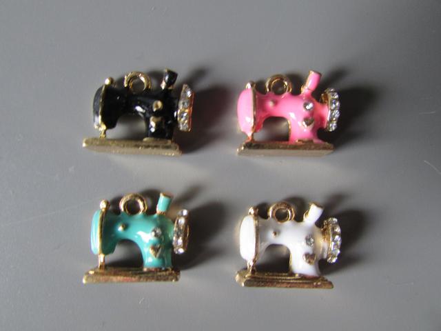 Nähmaschine Charm Anhänger mit Strasssteinen 4 Farben zur Auswahl on Productcaster.