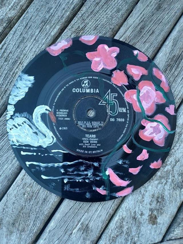 Individuell handbemalte 7"-Vinylplatten on Productcaster.