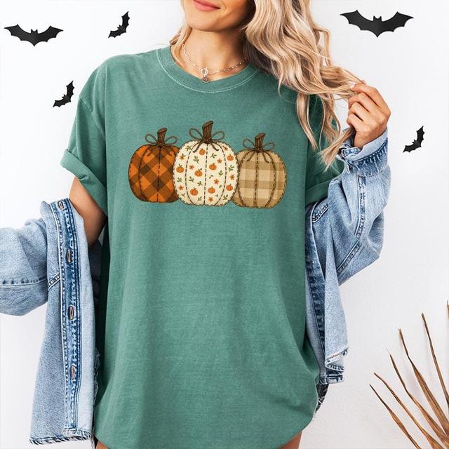 Comfort Colors herfstpompoen T-shirt, patchwork pompoenshirt grafische ronde hals, leuk herfstshirt, oogstoutfit, pompoenpatch top voor dames on Productcaster.