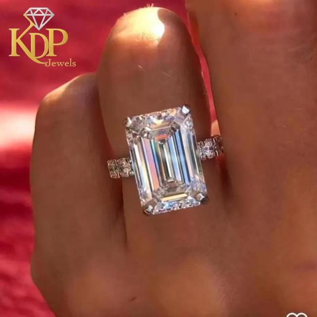 Ring mit länglichem, smaragdgeschliffenem, im Labor gezüchtetem Diamanten (5,00 ct), 14-karätiger Goldring, E-VVS2 IGI-zertifizierter Diamant, Jahrest on Productcaster.