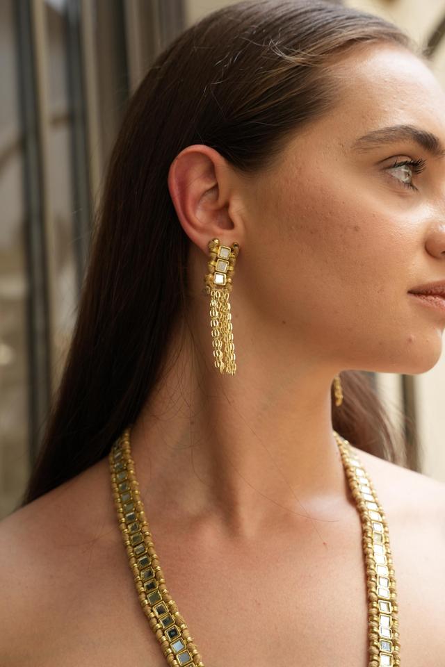 Handgefertigte Spiegelquasten-Ohrringe: Statement-Schmuck im Boho-Stil, perfekt für indische Feste, ethnisch-tribales Design on Productcaster.