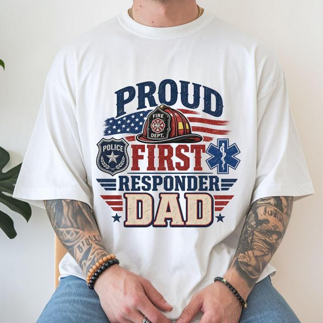 T-Shirt für stolze Ersthelfer-Väter, Feuerwehr-, Polizei- und Rettungssanitäter-Väter, Geschenkidee für Ersthelfer-Väter, Patriotisches T-Shirt für Re on Productcaster.
