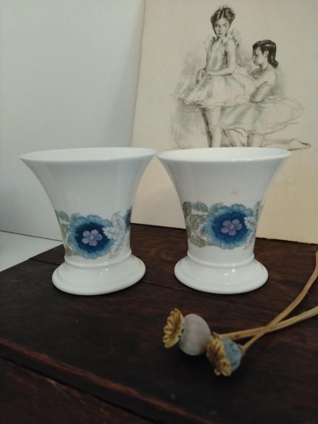 Wedgwood Clementinenvasen - Kleines Paar (9 cm), Vintage-Dekor on Productcaster.