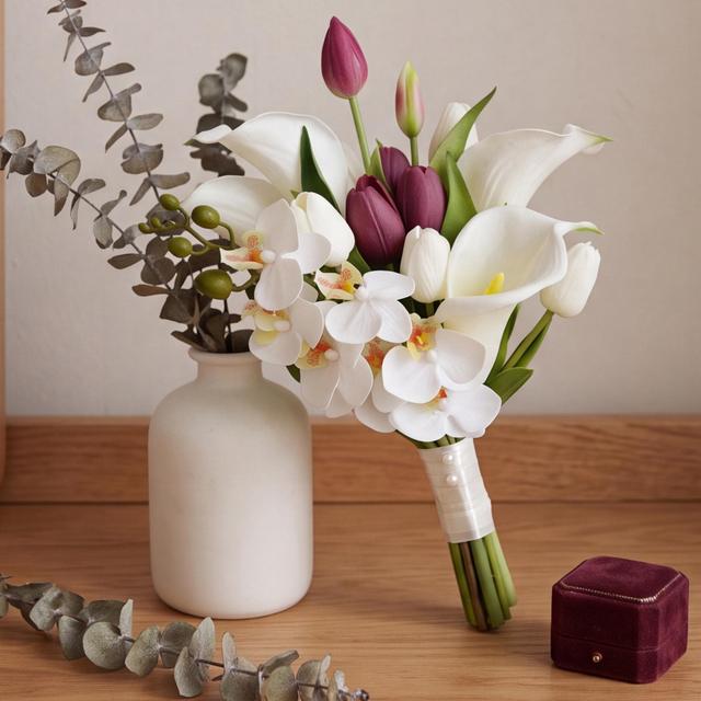 Brautstrauß aus künstlichen Calla-Lilien und Tulpen in Cremeweiß und Tiefviolett aus veganem Leder für Hochzeitsfotos on Productcaster.