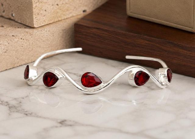 Armreif aus Sterlingsilber mit rotem Granat: Statement-Schmuck on Productcaster.