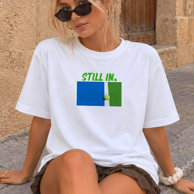 „Still In Tennis"-Shirt, Geschenk für Tennisfans, Lustiges Tennis-T-Shirt, Tennisspieler-Shirt, Court-Line-T-Shirt, Spieltags-Tennis-Shirt on Productcaster.