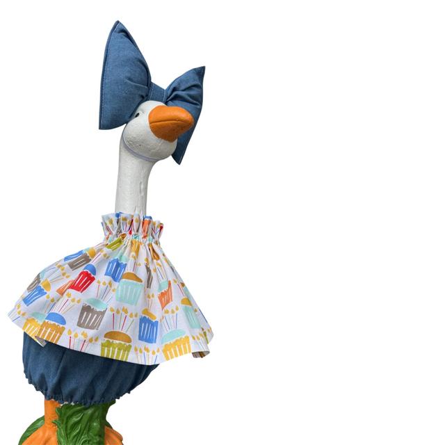 Porch Goose Outfit - Crop Top mit mittelgroßer Denim-Shorts (60-70 cm) und großer Schleife - Happy Birthday Cupcake-Kerzen on Productcaster.
