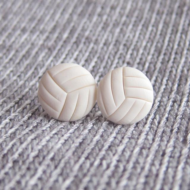 Handgefertigte Beachvolleyball-Ohrringe aus Polymer Clay: Sportliches Geschenk on Productcaster.
