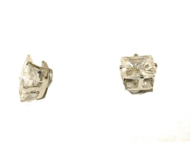 Hiprock Magnetic Earrings - White Crystal on Productcaster.