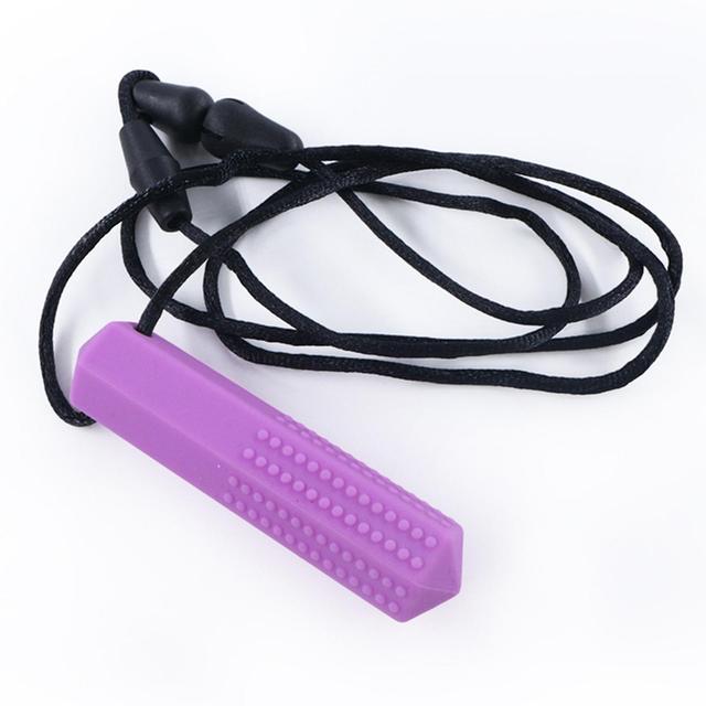 Collier à mâcher sensoriel pour enfants et adultes - réduit la mastication, la morsure et l’agitation Purple on Productcaster.