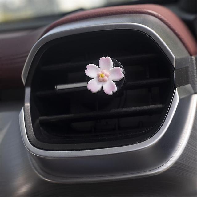 New 1pcs Car Outlet Vent Perfume Clips Car Air Freshener Conditioning Aromatherapy Small Daisy Interior Decoration Accessories on Productcaster.