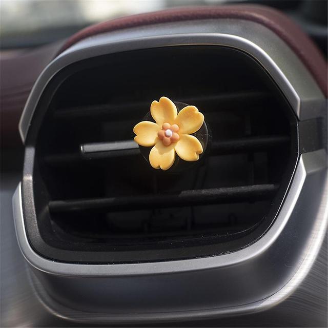 New 1pcs Car Outlet Vent Perfume Clips Car Air Freshener Conditioning Aromatherapy Small Daisy Interior Decoration Accessories on Productcaster.